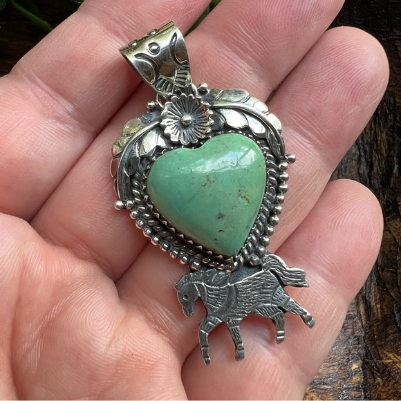 925 Sterling Silver Kingman Turquoise Heart Pendant Horse Floral Leaf Detail - Picture 6 of 13